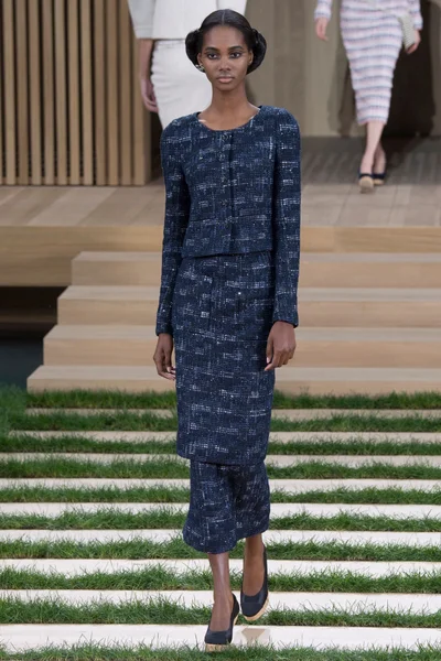 Look 10